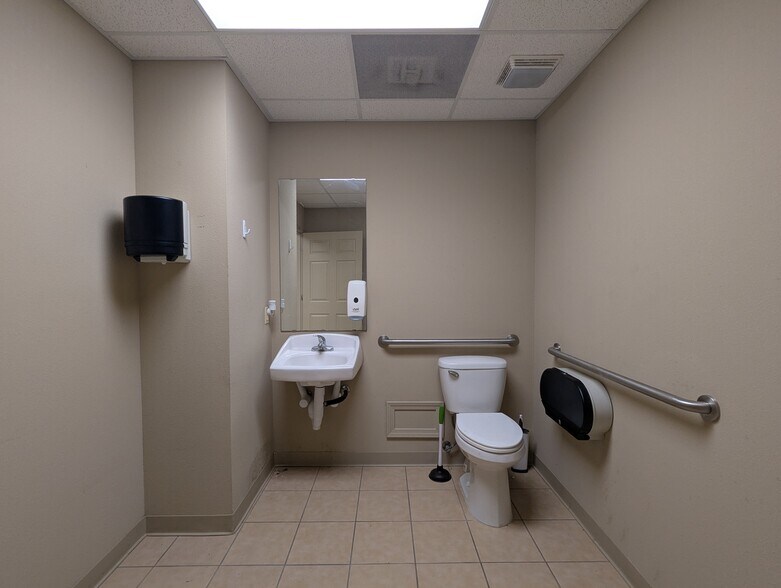 More Photos Of 7945 Eastex Fwy, Beaumont Office For Sale