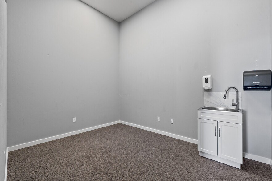 More Photos Of 441-433 30th St, Astoria Healthcare For Lease