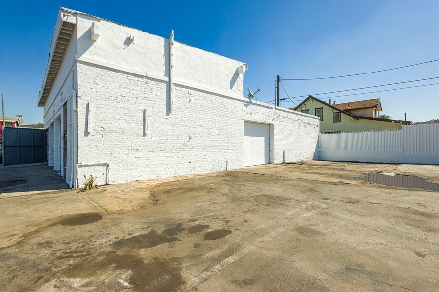 More Photos Of 110 E 62nd St, Los Angeles Auto Repair For Lease