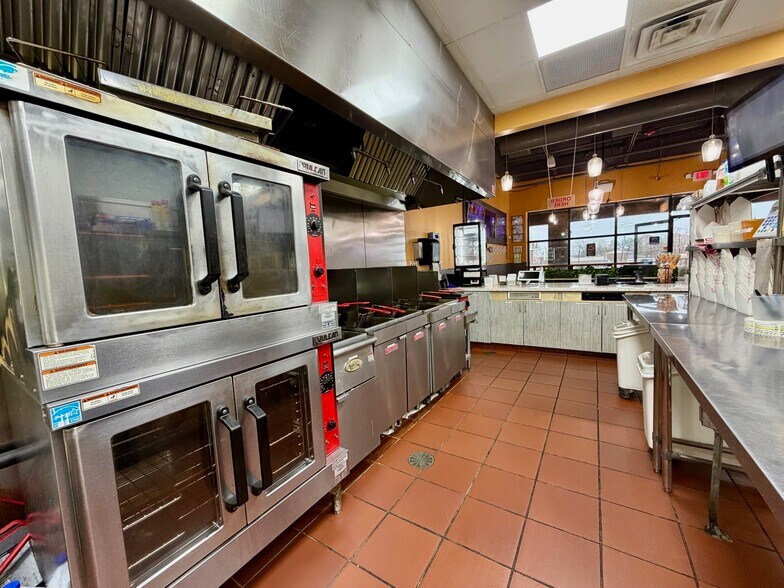 More Photos Of 1105 Main St, Forest Park Freestanding For Lease