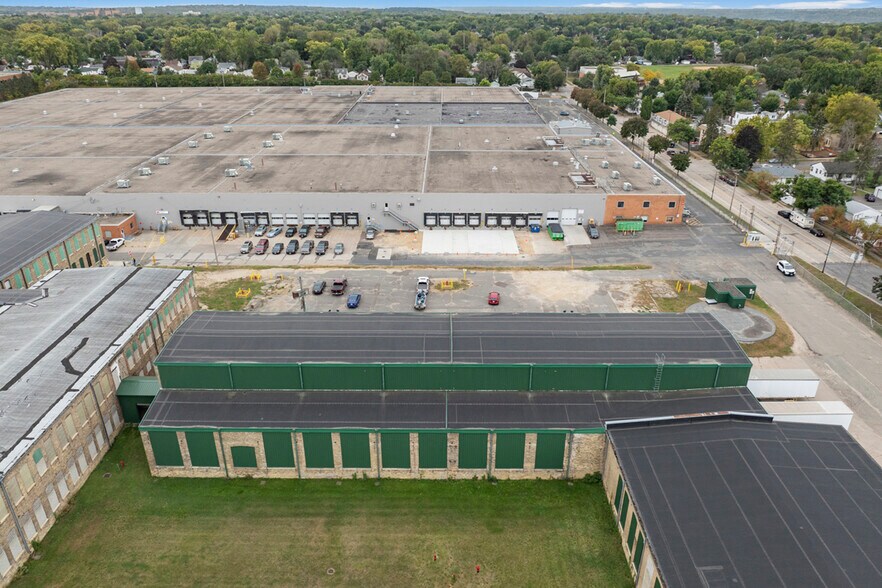 More Photos Of 1024 Hazel St N, Saint Paul Warehouse For Lease