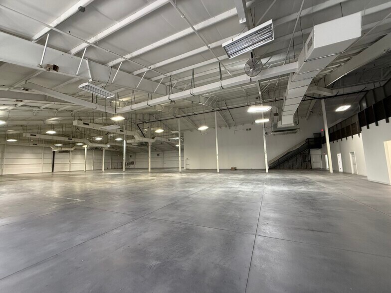 More Photos Of 12180 Metro Pky, Fort Myers Distribution For Lease