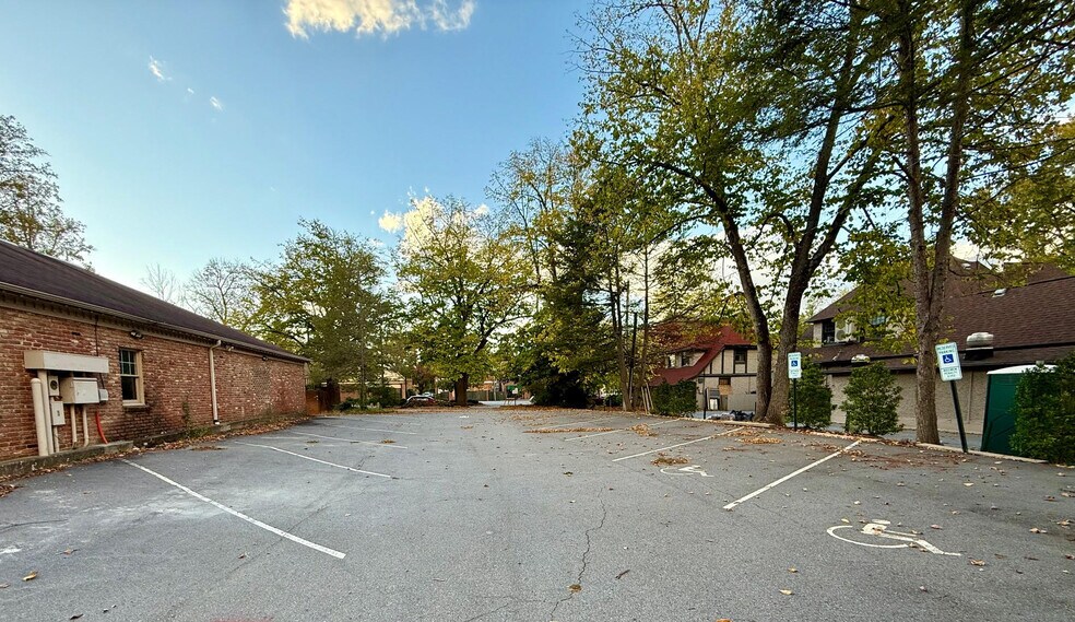 More Photos Of 9 All Souls Cres, Asheville Office For Sale