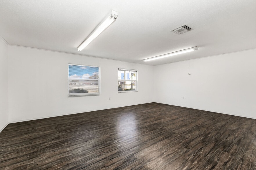 More Photos Of 23263 Harborview Rd, Port Charlotte Office For Sale