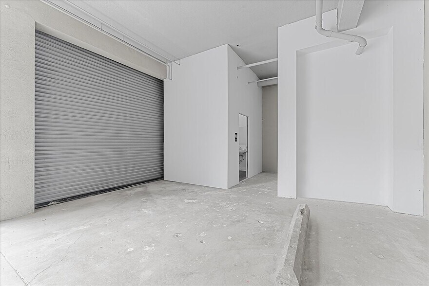 More Photos Of 176 N La Brea Ave, Los Angeles Storefront Retail Office For Sale
