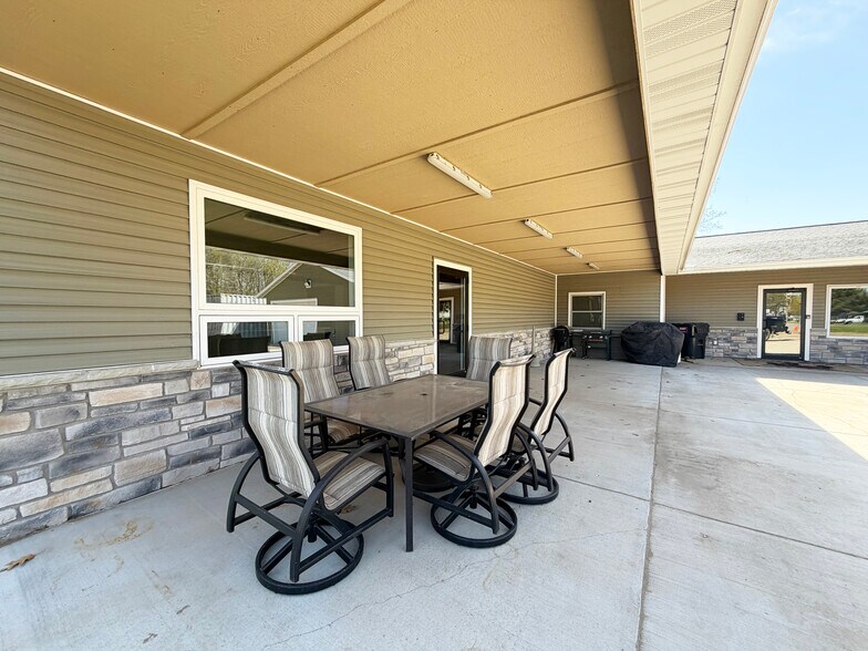 More Photos Of 359 Elm st, New Auburn Freestanding For Sale