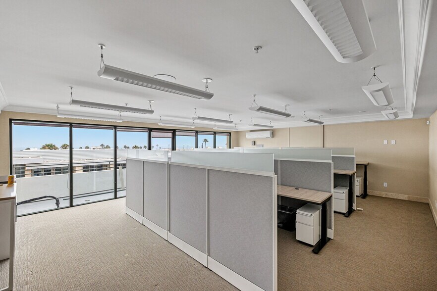 More Photos Of 205 Pier Ave, Hermosa Beach Office For Sale