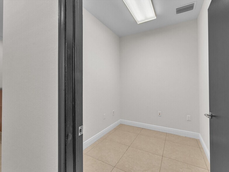 More Photos Of 2470 NW 102nd Pl, Doral Storefront Retail Office For Sale