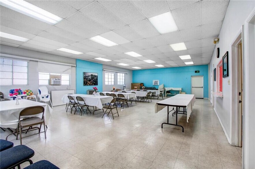 More Photos Of 724 S Glenoaks Blvd, Burbank Specialty For Sale