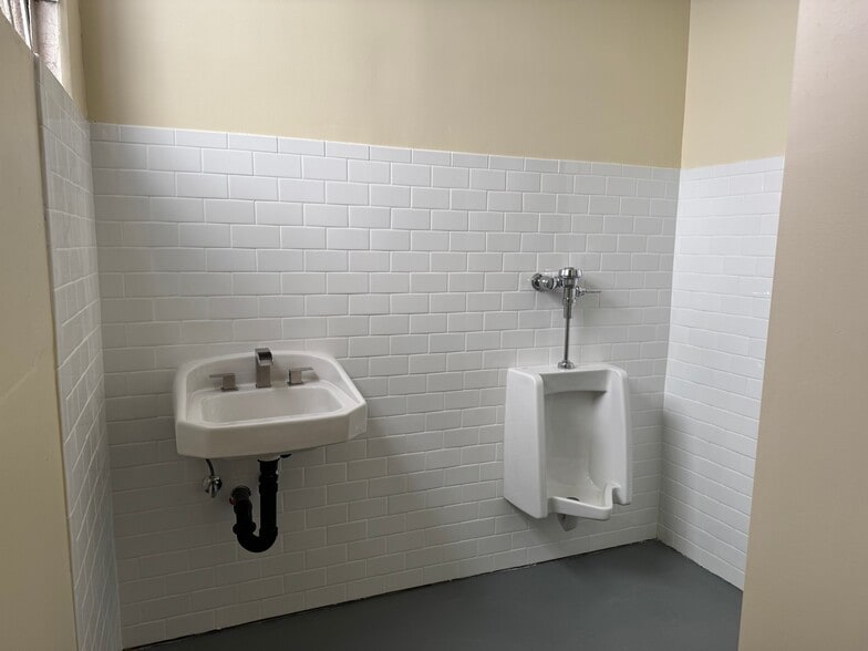 More Photos Of 1728 Maple Ave, Los Angeles Warehouse For Lease