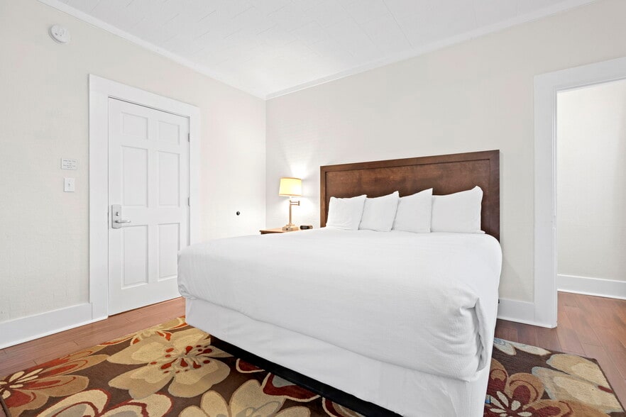 More Photos Of 612 N Lakeshore Dr, Ludington Hotel For Sale