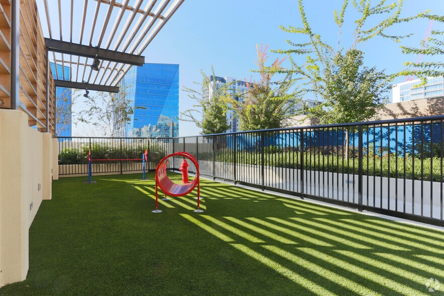 More Photos Of 880 W Peachtree St NW, Atlanta Apartments For Lease