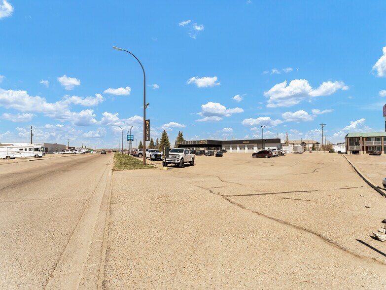 More Photos Of 1276 Trans Canada Way SE, Medicine Hat Showroom For Sale