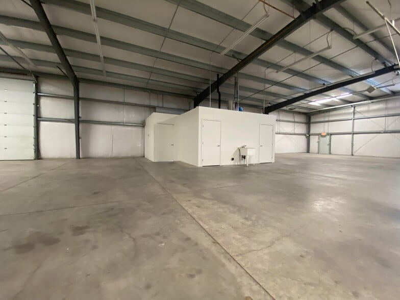 More Photos Of 8300 E Valencia Rd, Tucson Warehouse For Lease