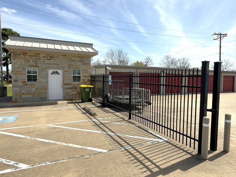 More Photos Of 801 W Brown St, Hearne Self Storage For Sale