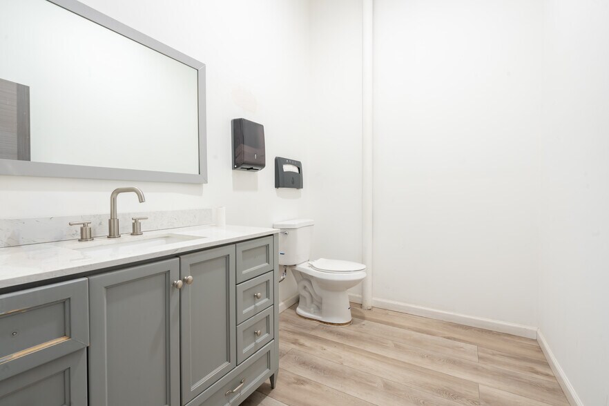 More Photos Of 4943-4941 Telegraph Rd, Los Angeles Showroom For Sale