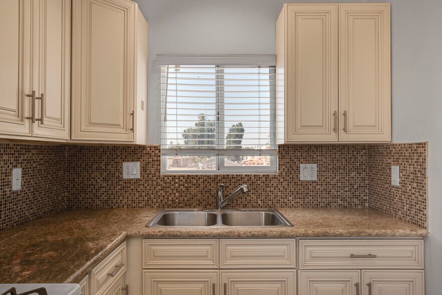 More Photos Of 520 W 82nd St, Los Angeles Apartments For Sale