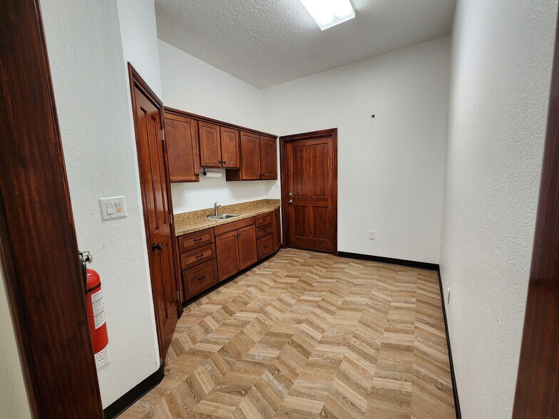 More Photos Of 111-121 E Edgewood Dr, Friendswood Medical For Lease