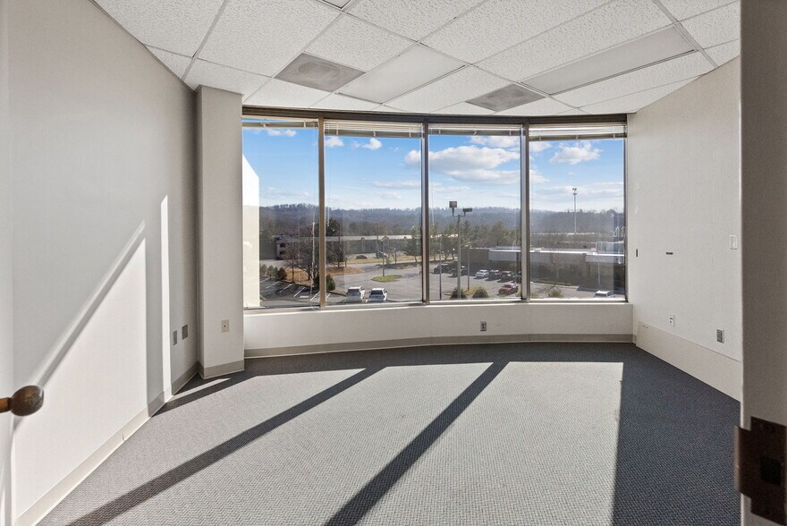 More Photos Of 1989-1999 E Stone Dr, Kingsport Office For Sale