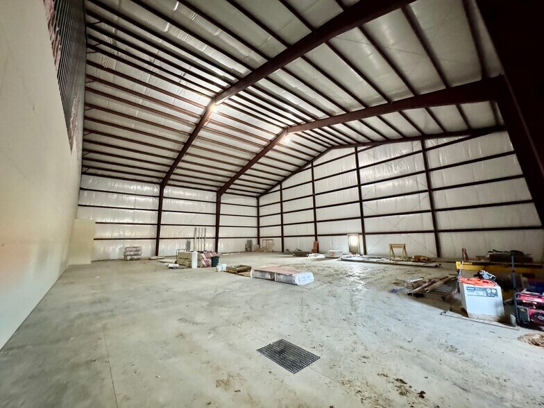 More Photos Of 5700 Eastside Parkway Dr, Gas City Light Distribution For Lease