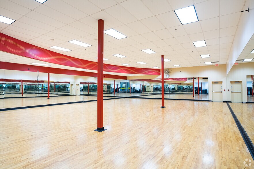 More Photos Of 12400 N Interstate 35, Austin Veterinarian Kennel For Sale