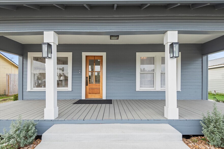 More Photos Of 119 Magnolia Blvd, Magnolia Office For Sale