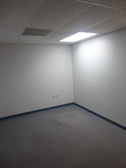 More Photos Of 1712 E Hamilton Rd, Bloomington Flex For Lease