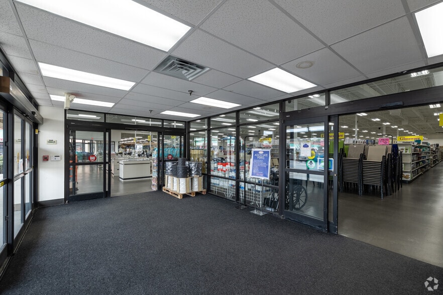More Photos Of 109-297 N Seven Oaks Dr, Knoxville Freestanding For Lease