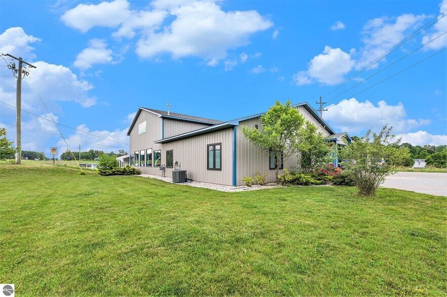 More Photos Of 1859 Southpeak Dr, Traverse City Service For Sale