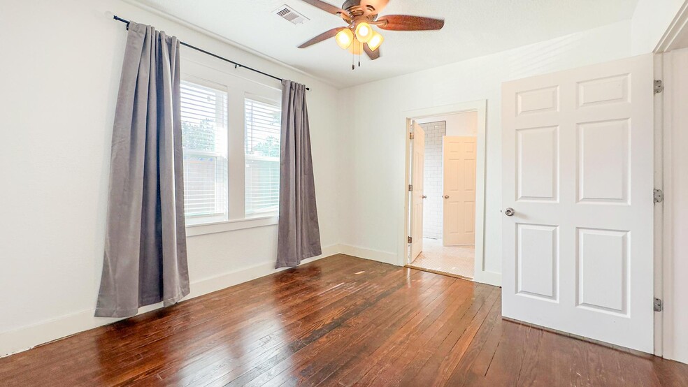 More Photos Of 4409 Canal St, Houston General Retail For Sale