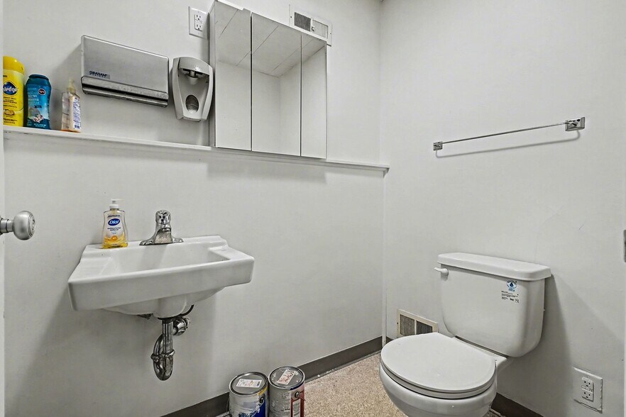 More Photos Of 5519 Northwest Radial Hwy, Omaha Medical For Lease