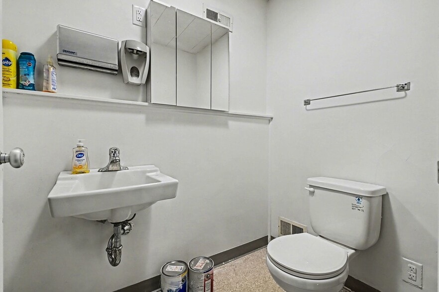 More Photos Of 5519 Northwest Radial Hwy, Omaha Medical For Sale