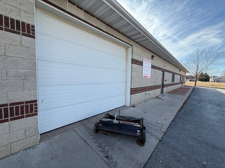 More Photos Of 1262 S Bridge St, Yorkville Service For Sale