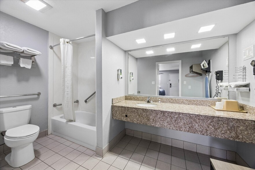 More Photos Of 15101 S Interstate 35, Buda Hotel For Sale