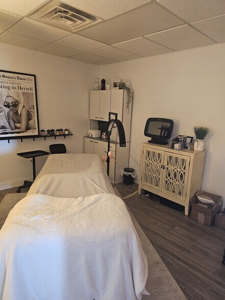 More Photos Of 127-131 E Commerce St, Milford Loft Creative Space For Sale