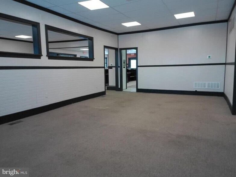 More Photos Of 2 W Market St, Gratz Storefront Retail Residential For Lease