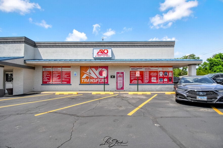 More Photos Of 800 Theodore, Crest Hill Convenience Store For Sale