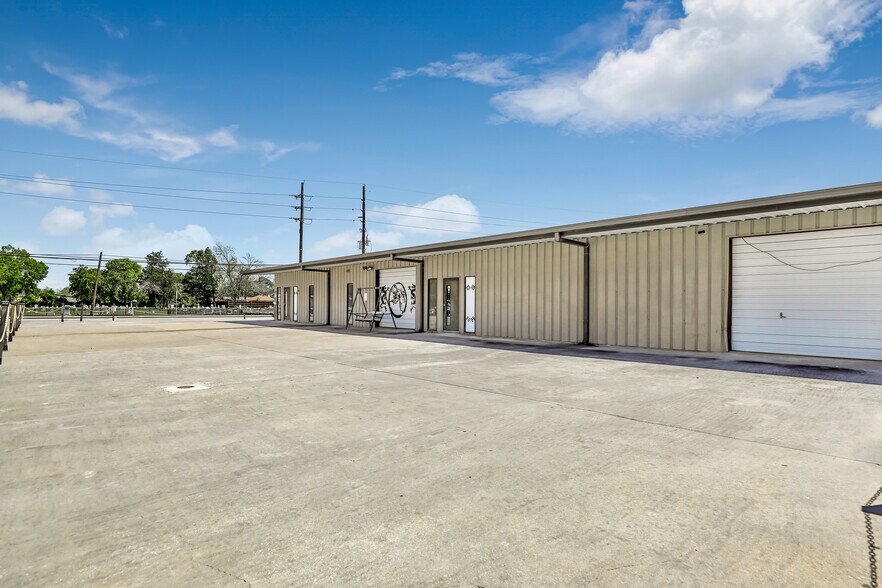 More Photos Of 411 S Houston Ave, Humble Warehouse For Sale
