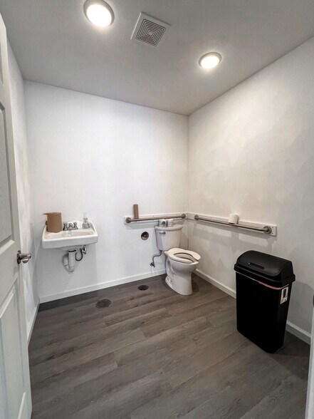 More Photos Of 1040 W Main St, Mascoutah Freestanding For Lease