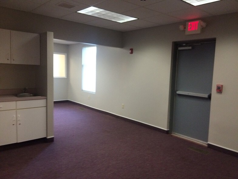 More Photos Of 8790 E Market St, Warren Medical For Sale