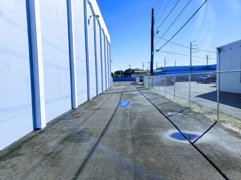 More Photos Of 650 NW 105th St, Miami Warehouse For Lease