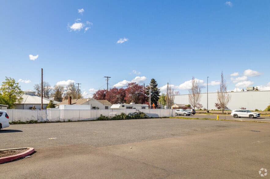 More Photos Of S Santiam Highway & Airport Road, Lebanon General Retail For Lease