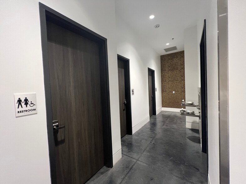 More Photos Of 2100 S Tryon St, Charlotte Office For Lease