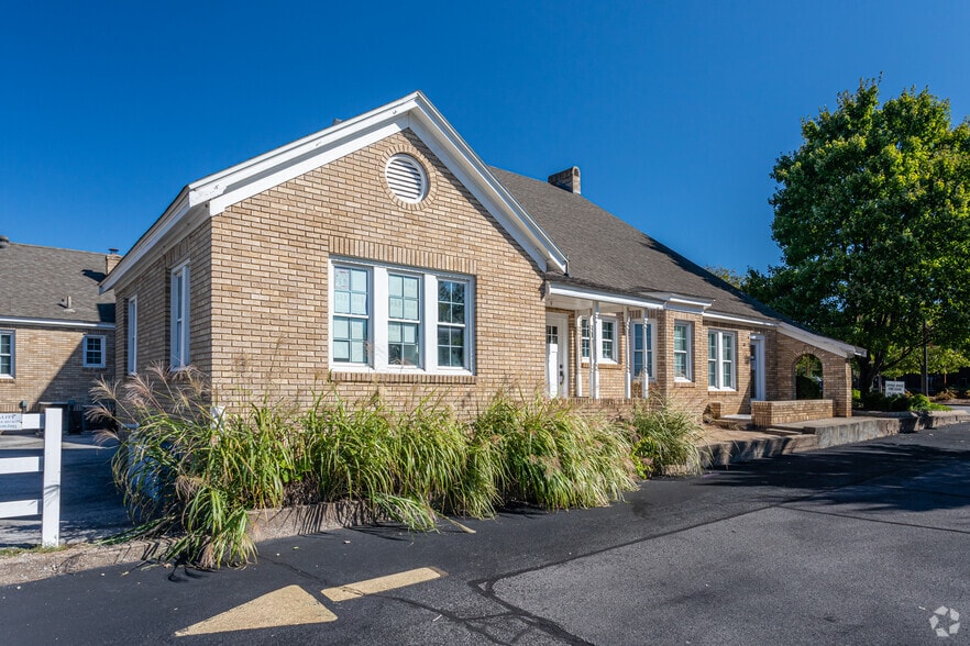 More Photos Of 355 N College Ave, Fayetteville Office Residential For Lease