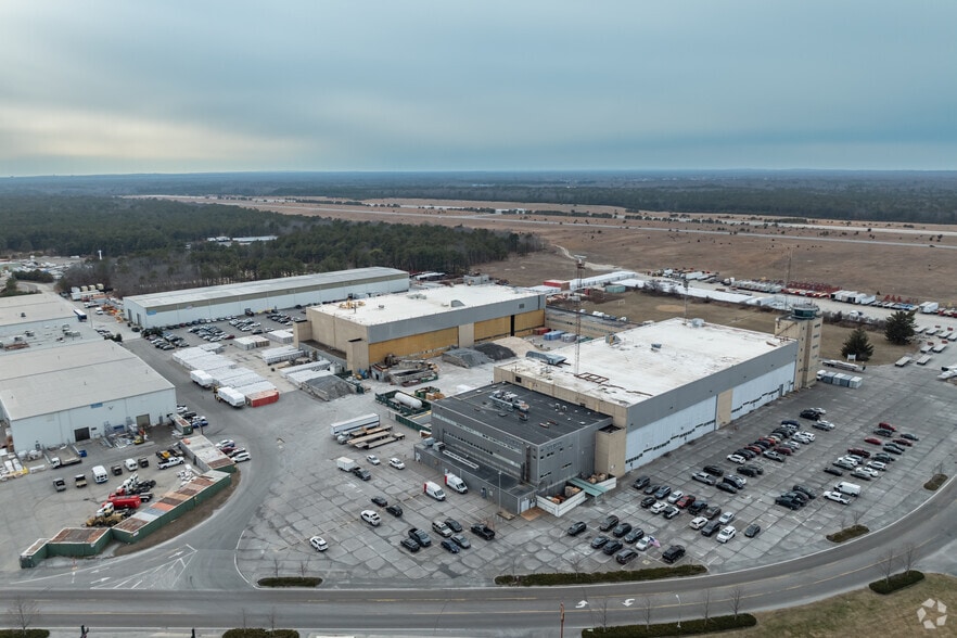 More Photos Of 901-931 Burman Blvd, Calverton Manufacturing For Lease