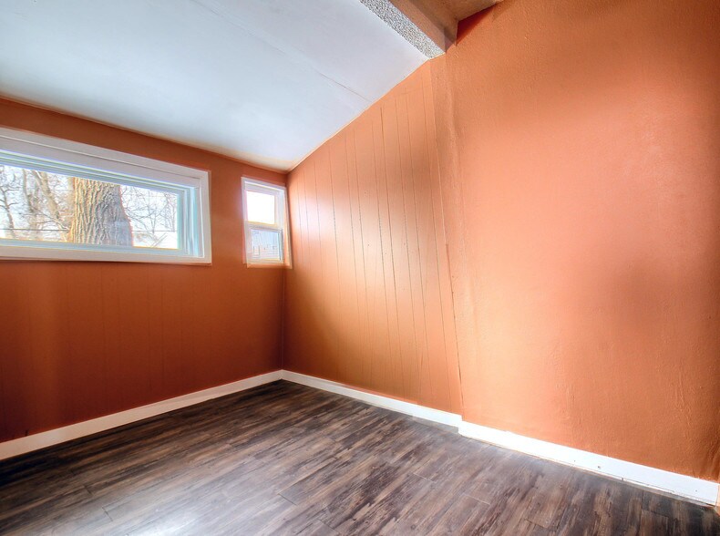 More Photos Of 2555 Sheridan Blvd, Edgewater Storefront Retail Office For Sale