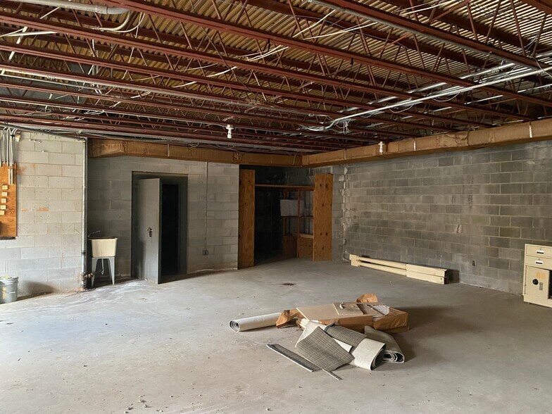 More Photos Of 1496 Anderson Hwy, Cumberland Bank For Lease