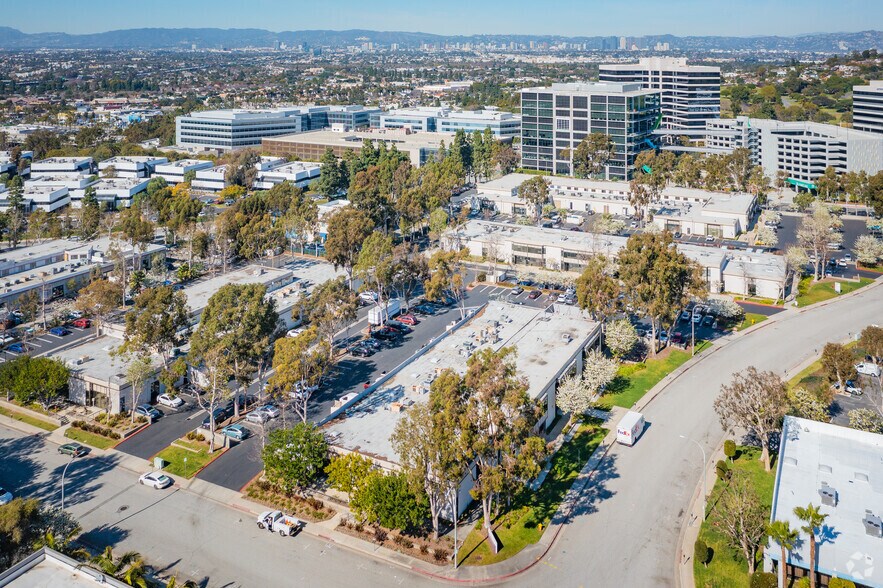 More Photos Of 5800-5860 Hannum Ave, Los Angeles Unknown For Lease