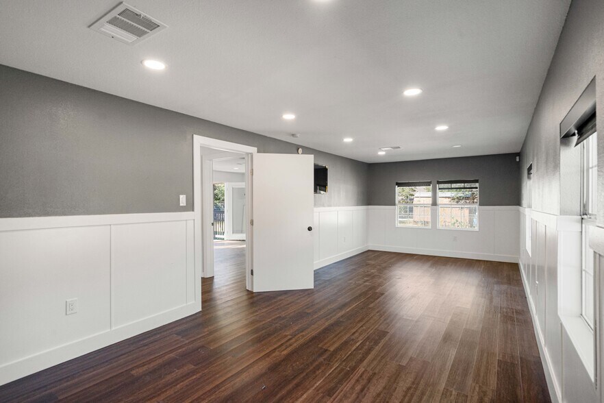 More Photos Of 19510-19514 Turtle Creek Ln, Magnolia Warehouse For Sale