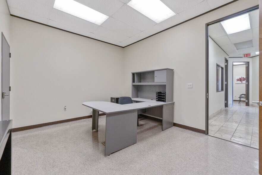 More Photos Of 5119 Hiltonview Rd, Houston Warehouse For Lease